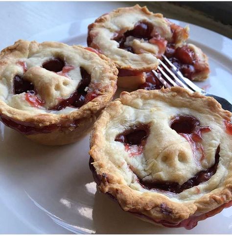 [homemade] my friend made spooky cherry pies Halloween Treats Scary, Scary Cherry Pie, Scary Face Pie, Halloween Cherry Pie, Spooky Baked Goods, Horror Desserts, Scary Pie, Creepy Pie, Spooky Pie