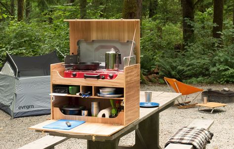 Feel organized with a chuck box camp kitchen. Use this do-it-yourself guide that will help the camp chef cook a delicious meal. Camp Kitchen Organization, Chuck Box Plans, Camp Kitchen Chuck Box, Camping Chuck Box, Camp Kitchen Box, Camping Cooking Gear, Camping Gear Storage, Kangoo Camper, Outdoor Camping Kitchen