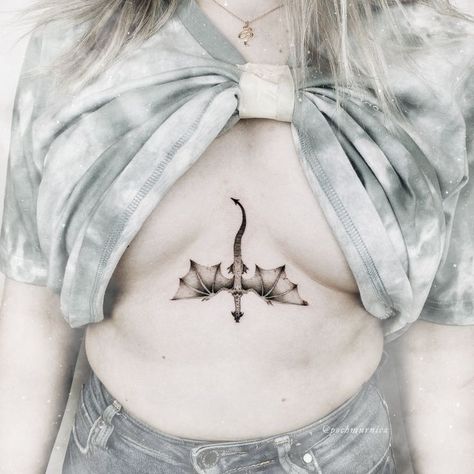 I love sternum tattoos so much! Dragon Tattoo Lower Back, Dragon Tattoo Under Breast, Underboob Tattoos For Women, Underboob Tattoos, Sternum Tattoos, Black Sleeve Tattoo, Small Dragon Tattoos, Tattoo Unique, Underboob Tattoo