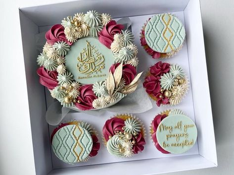 Sweet Cravings on Instagram: "Ramadan Bento Box ⭐️🌙 . . Will be up for auction @bake4charity_south_london today . . 5 inch chocolate fudge cake Victoria sponge cupcakes . . Box @elitepackagingcompany Fondant embossers @cosybloom Food colouring @colour.mill (Latte, burgundy and eucalyptus) Gold paint @rainbow_dust_colours Dry ruscus @mamie.peaches Gold sprinkles @sprynklezz Fondant @renshawbaking Ramadan sticker @littlemusehome Ribbons @jijacraft . . #sweetcravingsforever #bake4charity # 4 Inch Bento Cake, Ramadan Bento Cake, Eid Bento Cake, Bento Cake And Cupcakes Design, Cupcake Gift Box Ideas, Victoria Sponge Cupcakes, Eid Cakes, Bento Box Cake, Ramadan Cake