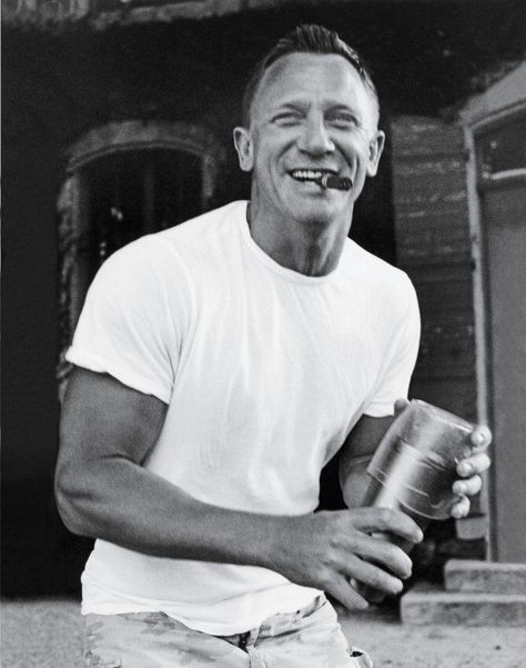 James Bond with a cigar and improvised cocktail shaker Daniel Craig Style, Daniel Craig 007, Daniel Graig, James Bond Style, Daniel Craig James Bond, Best Bond, Cigars And Whiskey, Daniel Craig, Fashion Blogger Style