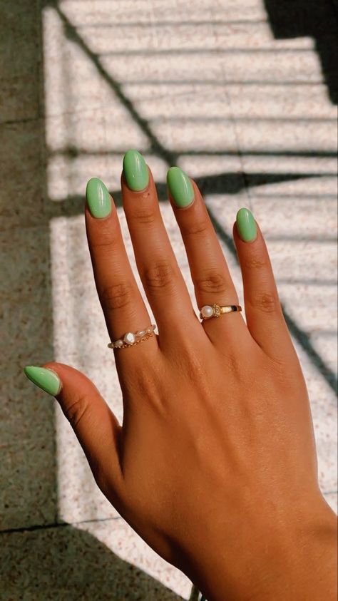 Oval Acrylic Nails Solid Color, Nails Inspiration For Vacation, August Nails Solid Color, Spring Solid Nail Colors, Nails Inspiration Plain Colors, Summer Almond Acrylic Nails Solid Color, Spring Break Nails Solid Color, Round Nails Solid Color, Solid Nail Color Ideas Summer Short