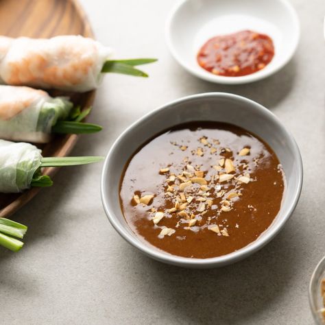 Vietnamese Peanut Dipping Sauce Vietnamese Peanut Sauce, Vegan Peanut Sauce, Vietnamese Fresh Spring Rolls, Vietnamese Spring Rolls Recipe, Spring Roll Sauce, Peanut Dipping Sauce, Vietnamese Spring Rolls, Peanut Sauce Recipe, Fresh Spring Rolls