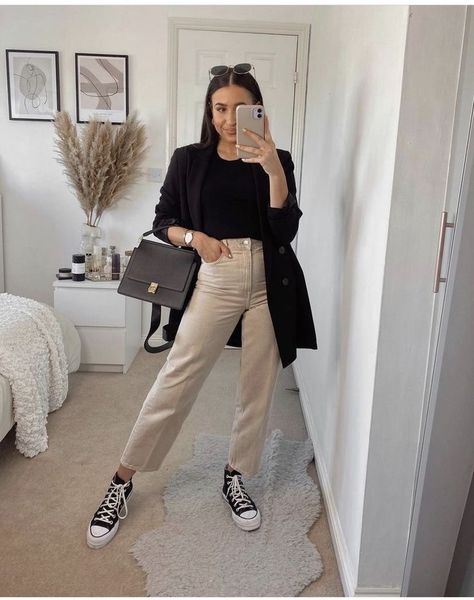 Beige Jeans Outfit, Stylish Jeans Outfit, Slacks Outfit, Beige Hose, Women's Office, Outfits Con Jeans, Jeans Outfit Winter, Look Adidas, Look Jean