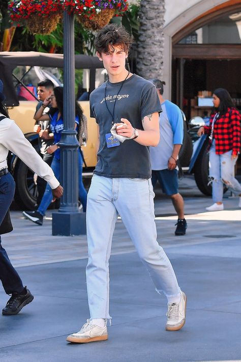 Pics Of Shawn Mendes, Shawn Mendes Imagines, Mens Outfit Inspiration, Levi Jeans 501, Men Fashion Casual Outfits, Levis 501, Shawn Mendes, Stylish Men, Outfit Inspirations