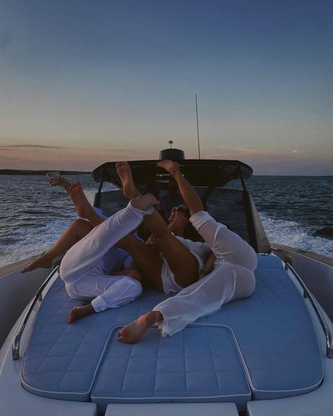 Summer in the hamptons, yachts, cute friend photos, summer aesthetic, funny friend pictures, boating, southampton, preppy, casual chic, summer activities, making memories, best friends, sunset aesthetic, happy Hamptons Summer Aesthetic, Summer In The Hamptons Aesthetic, Yacht Friends Aesthetic, The Hamptons Summer, Yacht With Friends, Friends On A Yacht, Boat With Friends Aesthetic, The Hamptons Aesthetic, Funny Friend Pictures