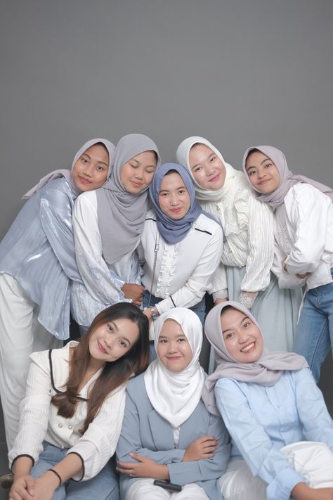 Group Photoshoot Themes Outfit, Group Photo Studio Posing Ideas, Group Theme Outfits, Dresscode For Group Hijab, Outfit Foto Studio, Photobox Idea, Poto Studio, Group Photo Poses, Group Picture Poses