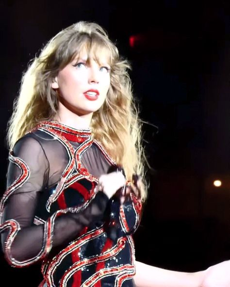 Taylor Swift Gif, Reputation Tour Videos, Taylor Swift Gif Reputation, Taylor Swift Reputation Performance, Reputation Taylor Swift Music Video, The Reputation Stadium Tour, Taylor Swift Reputation Tour Gifs, Taylor Swift Songs, Taylor Swift Pictures