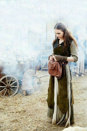 Hawke Dragon Age, Sophie Skelton, Mercado Medieval, Medieval Clothing, Medieval Dress, Fantasy Costumes, A Hero, Fantasy Inspiration, Story Inspiration