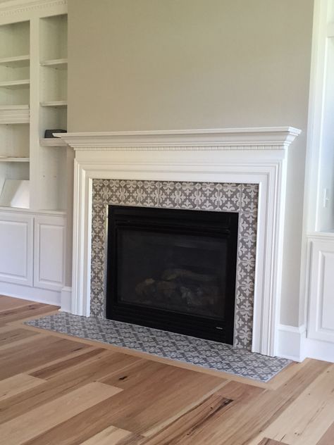 Gray florentine tile fireplace Spanish Townhouse, Remodeled Fireplace, Painted Fireplaces, Loft Fireplace, Mantle Makeover, Fireplace Transformation, Fireplace Plans, Fireplace Tile Ideas, Grey Stone Tiles