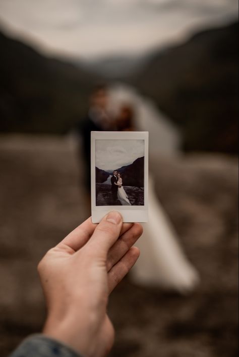 Creative wedding photo with a Polaroid instant camera, holding up a Polaroid photo, wedding Polaroid Wedding Photo Polaroid, Polaroid Photography Aesthetic, Engagement Photos Polaroid, Wedding Poloroid Pictures, Polaroid Ideas Poses Couple, Polaroid Wedding Photos, Polaroid Elopement, Polaroid Pictures Wedding, Polaroid Photo Wedding