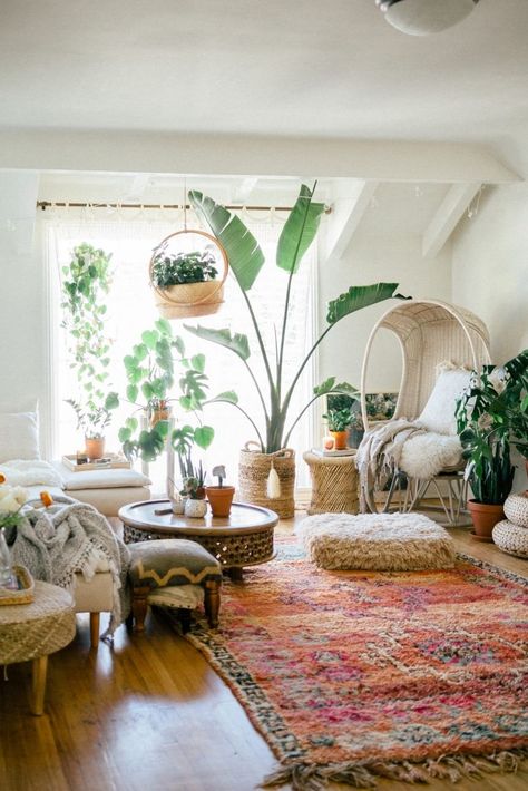 boho chic intérieur décoration avec plantes vertes salon cocooning chaleureux Warm Living Room Decor, What Is Boho, Zen Living Room, Deco Boheme Chic, Living Room Decor Furniture, Boho Chic Living Room, Boho Interior Design, Living Room Warm, Living Room Styles