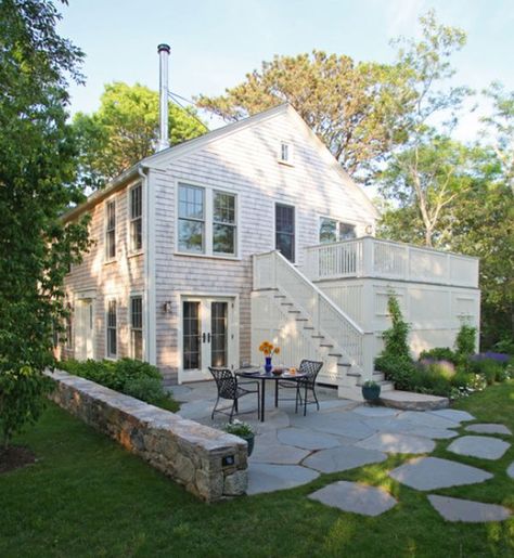 backyard-patio Cape Cod Renovation, Flagstone Patio Design, Cottage Patio, Slate Patio, Patio Grande, Apartment Exterior, Beautiful Flooring, Flagstone Patio, Cozy Patio