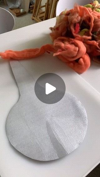 Fabric Art Tutorials, Nuno Felting Tutorial, Wet Felting Tutorial, Tovad Ull, Felted Bowls, Felt Yarn, Needle Felting Diy, Wool Felt Projects, Needle Felted Christmas