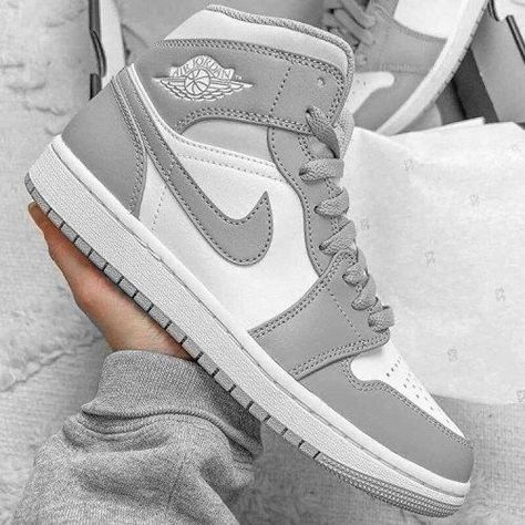 Tenis Nike Jordan, Shoes For Wedding, Nike Shoes Women Fashion, Pretty Sneakers, Nike Shoes Girls, Nike Fashion Shoes, Preppy Shoes, Pretty Shoes Sneakers, Jordan Shoes Retro