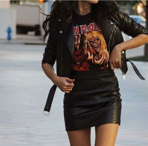 This is one of the outfits to wear to a concert that is very rocker-esq! #rockertee #graphictee #leatherskirt #leatherjacket #concertoutfit Houseparty Outfits, Stil Rock, Svarta Outfits, Moda Rock, Vestiti Edgy, Rok Outfit, Outfit Essentials, Black Leather Skirt, Estilo Rock