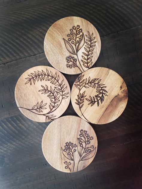 Botanical Wood Burning, Designs For Coasters, Wood Burnt Coaster, Wood Pyrography Ideas, Wood Burn Designs Easy, Easy Pyrography Ideas, Flowers Wood Burning, Wood Burning Coaster Patterns, Coaster Wood Burning