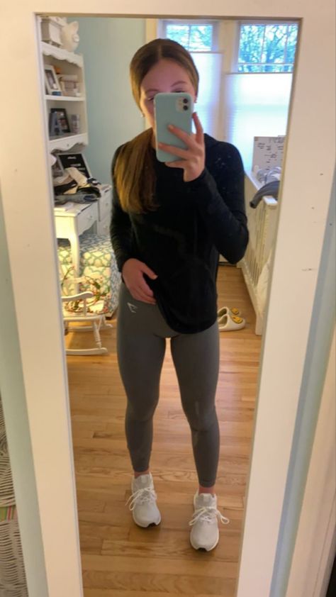 Grey Legging Outfits Workout, Outfit Ideas With Gray Leggings, Gym Class Outfits For School, What To Wear With Green Leggings, Grey Lululemon Leggings Outfit, Exercise Outfits Aesthetic, Outfits With Green Leggings, Outfits With Grey Leggings, Coaching Outfits