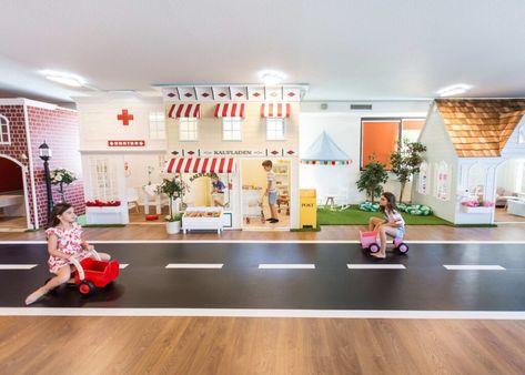 Coffee Shop With Play Area, Kids Indoor Playground Business, Play Cafe Design, Play Cafe Ideas Coffee Shop, Playroom Design Layout, Kids Cafe Playroom, Playroom Market, Kids Cafe Ideas, Play Cafe Ideas