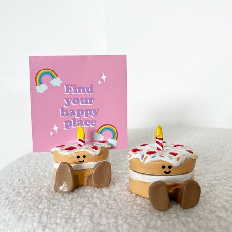 Diy Photo Stand, Clay Polaroid Holder, Cake Polaroid, Clay Photo Holder, Air Clay, Cute Cake, Polaroid Photo, Picture Holders, Photo Stands