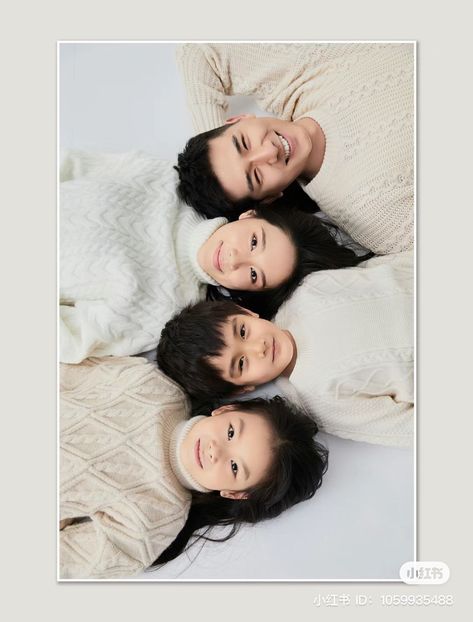 Family Photography Poses For 4 Studio, Fam Photoshoot Ideas, Family Portraits Photography, Family Of 4 Photography Poses, Family Potrait Aesthetic, Family Potrait Pose Studio, Chinese Family Portrait, Family Photo Studio Poses, Birthday Family Photoshoot Ideas