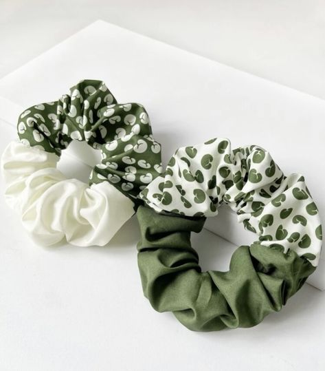 Scranchi On Hair, Scranchi Diy, Scrunchie Packaging, Scrunchies Design, Scrunchies Ideas, Hair Accessories Diy Headband, Diy Hair Scrunchies, Diy Hair Accessories Ribbon, Hair Tie Accessories