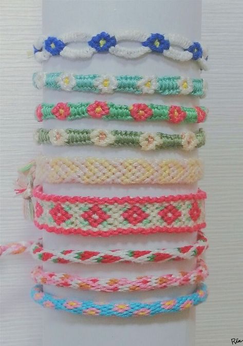 Things To Crochet For Beginners, Easy Things To Crochet, Yarn Friendship Bracelets, Things To Crochet, S Style, Cute Friendship, Cool Friendship Bracelets, Making Friendship Bracelets, Yarn Bracelets