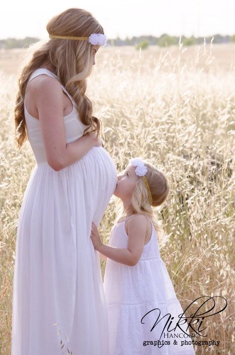 Mother and Child Maternity Photo Ideas and Inspiration Mother Daughter Maternity, Folk Wedding, Pregnant Bride, Family Maternity Photos, Awesome Mom, Maternity Photoshoot Poses, Maternity Photography Poses, Maternity Poses, Pregnant Mom