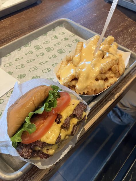 Shake Shack makes a beautiful burger. by sirsalamander The post Shake Shack makes a beautiful burger. appeared first on Dining and Cooking. Shake Shack Burger, Sick Food, Fat Burger, Burgers And Shakes, Hamburger And Fries, Big Burgers, Food Inspired, Junk Food Snacks, Easy Healthy Meal Prep