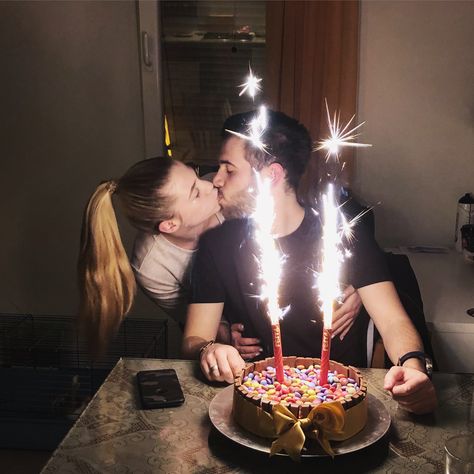 Romantic Birthday Cake For Love, Husband Birthday Picture Ideas, Birthday Copul Pic, Couples Birthday Photoshoot With Cake, Birthday Shoot With Boyfriend, Birthday Photos Couple, Birthday Picture Ideas With Boyfriend, Couple Poses For Birthday, Birthday Photos With Boyfriend