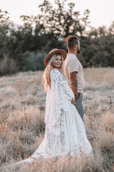 Fall Maternity Photos With Hat, Maternity Pictures With Husband Outfits, Hat Maternity Pictures, Boho Golden Hour Photoshoot, Maternity Photography With Hat, White Dress Maternity Shoot With Husband, Outdoor Boho Maternity Shoot, Maternity Pictures With Hat, Tulle Dress Maternity Photos