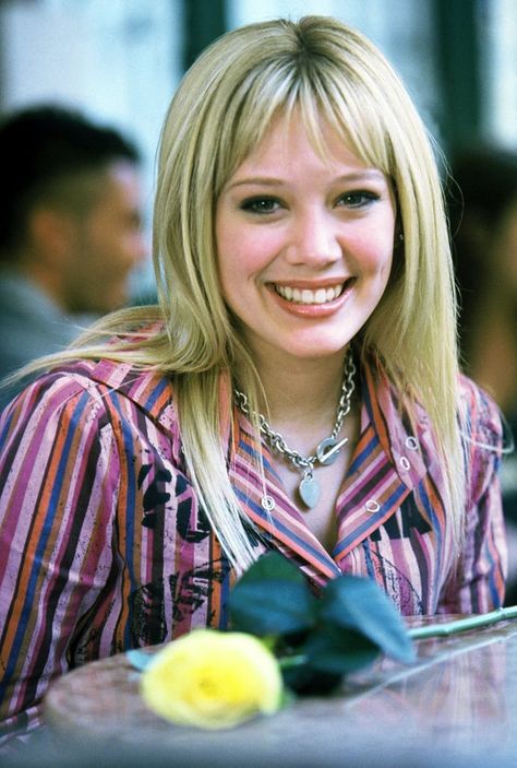 Remember when chainlink heart tag necklaces were a thing? What a classic '00s accessory. Hilary Duff Lizzie Mcguire, The Lizzie Mcguire Movie, Lizzie Mcguire Movie, Disney Channel Shows, Childhood Tv Shows, A Cinderella Story, Hillary Duff, Tiffany Necklace, Emperors New Groove