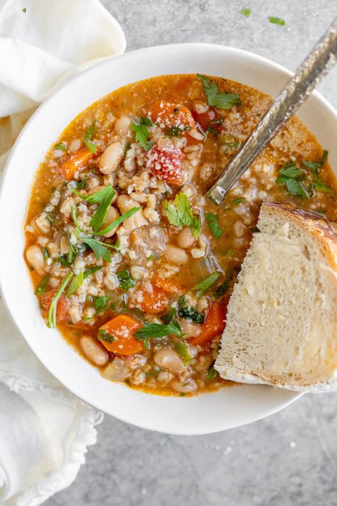 Italian Farro Bean Soup - Delish Knowledge White Bean Chili Vegetarian, Vegan Thanksgiving Side Dishes, Soup With Beans, Farro Soup, Beans And Kale, Freezer Meals For New Moms, Meals For New Moms, Vegetarian Freezer Meals, Vegetarian Mains