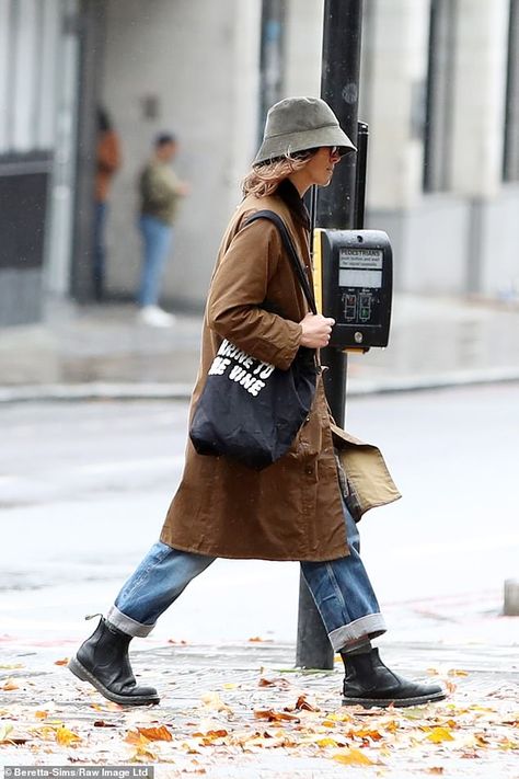 Keira Knightley 2023, Street Style Winter 2023-2024, Bucket Hat Winter Outfit, Winter Oversized Outfits, Hermes 2024, Hat Street Style, Clothing Layering, Keira Knightley Style, Scotland Fashion