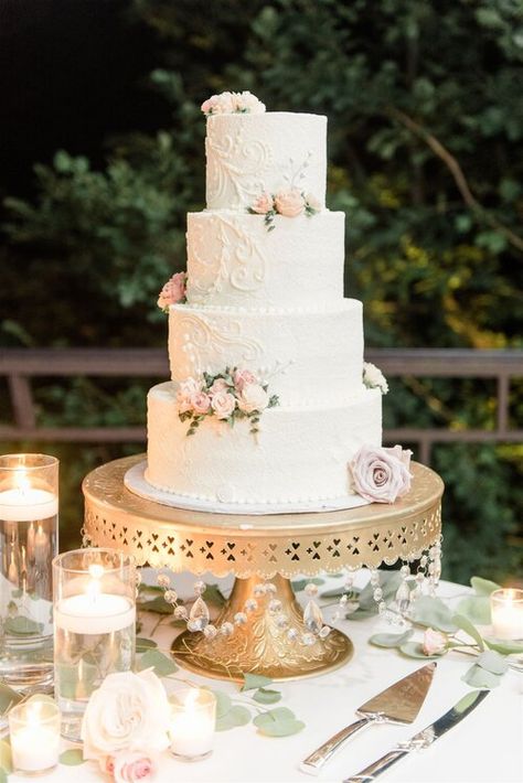 Wedding Cake Table Inspiration, Simple Wedding Cake Table Decor, Cake Table Set Up Wedding, Wedding Cake Display Table Elegant, Round Cake Table Decorating Ideas, Wedding Cake Set Up Display, Brides Cake Table Ideas, Wedding Cake Tables Ideas, Wedding Cake Table Decorations Elegant