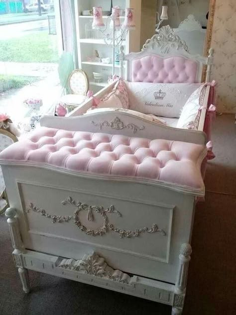 #nursery #crib #pinkcrib Tufted Crib, Girl Nursery Room, Cunas Para Bebes, Baby Room Design, Nursery Furniture Sets, Nursery Baby Room, Baby Room Ideas, Baby Rooms