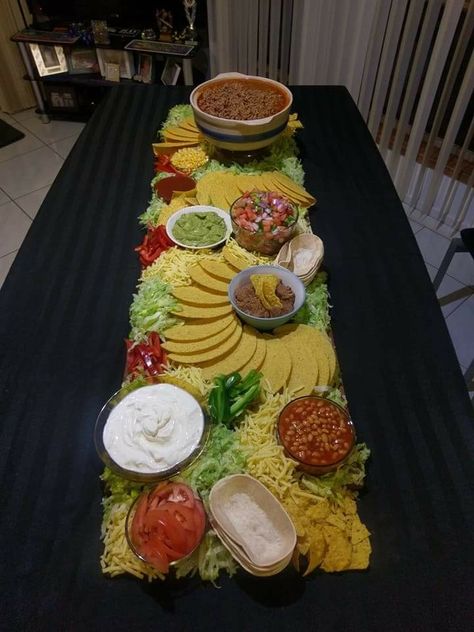 Hosting a Mexican/american party ? Taco Tuesday bar?  Check this out . Beautiful idea. Tacobar Party, Mexican Theme Party Food, Bar Taco, Birthday Buffet, Taco Platter, Nacho Taco, Mexican Party Food, Taco Bar Party, Party Food Bars