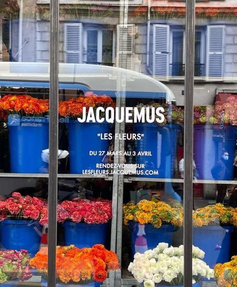 Jacquemus "Les Fleurs" pop-up flower shop in Paris Launch Event Ideas, Flower Shop Design, Inside Art, Shop Signage, Event Booth, Window Display Design, Flower Photoshoot, Pop Up Market, Diy Arrangements