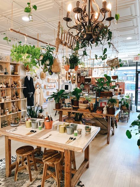 Small Retail Store Design, Terrarium Bar, Boutique Store Displays, Modern Terrarium, Flower Shop Interiors, Flower Shop Design, Store Design Boutique, Store Interiors, Tree Shop