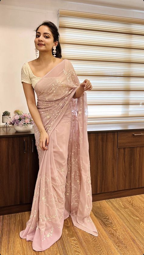 Lucknowi Saree, Onam Outfits, Western Dresses For Women, Lehenga Saree Design, Saree Wearing Styles, Simple Saree Designs, Fashionable Saree Blouse Designs, Fancy Sarees Party Wear, Casual Indian Fashion