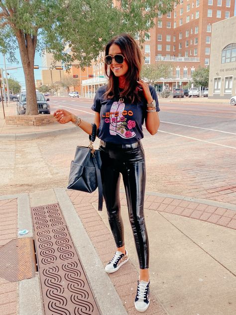 Leather Leggings Outfit Summer, Leather Leggings Summer, Legging Tshirt Outfit, Vinyl Leggings Outfit, Patent Leather Leggings Outfit, Tights With Sneakers, Leather Leggings Outfit Night, Faux Patent Leather Leggings, Leggings Outfit Spring