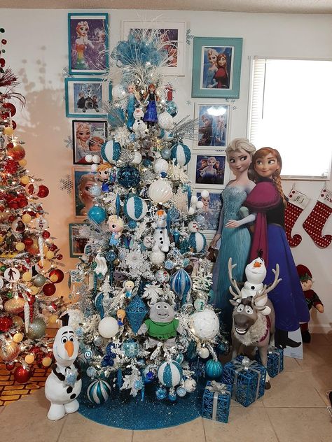 Elsa Christmas Tree, Olaf Christmas Tree, Disney Christmas Tree Theme, Blue Christmas Decor Ideas, Frozen Christmas Decorations, Turquoise Christmas Decor, Peacock Christmas Decorations, Frozen Christmas Ornaments, Frozen Decor