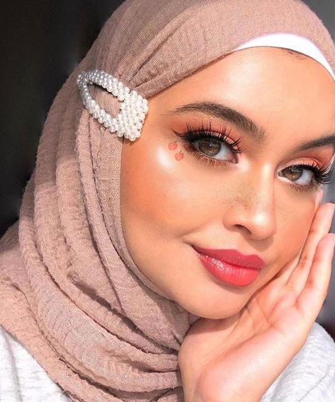 2/3 I've been seeing pearl accessories a lot! Barettes have come back in style Hijab Makeup, Stile Hijab, Hijab Style Tutorial, Liquid Eyeliner Pen, Blue Eyeliner, Latina Fashion Outfits, Modest Fashion Hijab, Head Scarf Styles, Mode Abaya