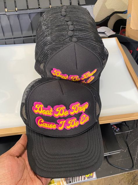 Trucker Hat Aesthetic, Stile Kylie Jenner, Custom Fitted Hats, Swag Hats, Dope Hats, Hat Aesthetic, Shirt Design Inspiration, Vintage Cap, Streetwear Fashion Women