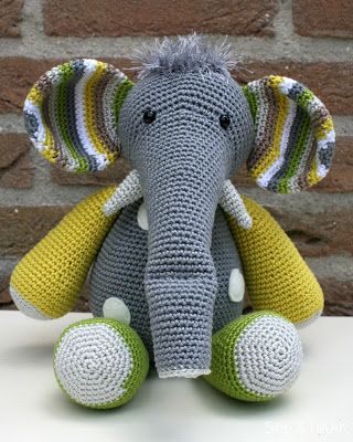 Zoooooo schattig #followforcrochet #freecrochetpatterns #crochet_diy #crocheting Crochet Elephant Pattern, Baby Pacifier Holder, Owl Hat, Crochet Baby Toys, Handmade Baby Gifts, Amigurumi Elephant, Crochet Elephant, Haken Baby, Custom Crochet