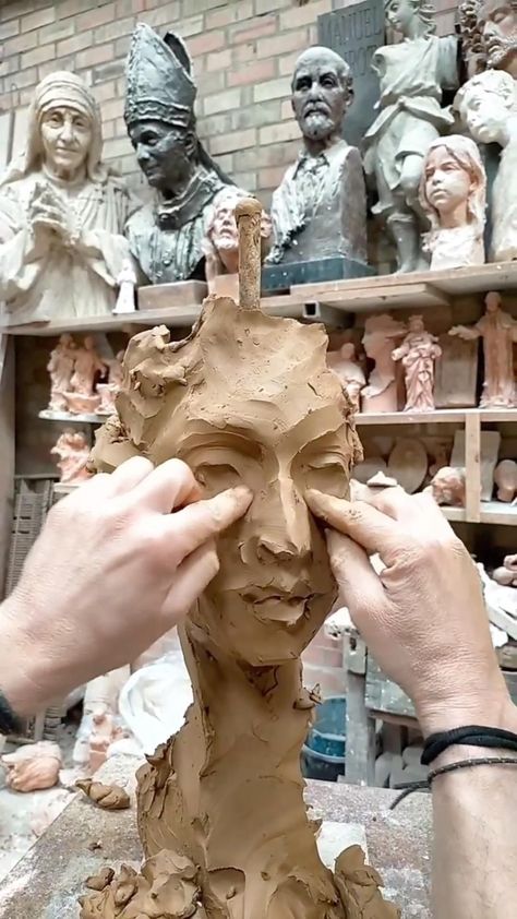 Ceramic Sculpture Figurative, Sculpture Techniques, Sculpture Art Clay, Tanah Liat, Garden Art Sculptures Diy, Garden Art Projects, Garden Art Crafts, Ceramics Pottery Art, Metal Art Sculpture