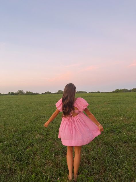 Pink Sundress For Summer Picnic, Pink Dress Photoshoot Picture Ideas, Pink Dress Senior Pictures, Feminine Flowy Pink Sundress, Cute Pink Picnic Dress, Sundresses Aesthetic, Pink Dress Field Photoshoot, Pink Cottagecore Dress For Picnic, Cute Photo Poses