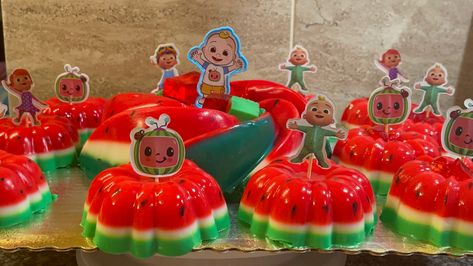 Bella gelatina en forma de sandia 🍉con sabor a coco 🥥 de Cocomelon Cocomelon Jello Cups, Cocomelon Snack Table, Cocomelon Desserts, Cocomelon Treats Ideas, Cocomelon Dessert Table, Cocomelon Treats, Minnie Mouse Baby Room, Cocomelon Watermelon, Cocomelon Party Ideas