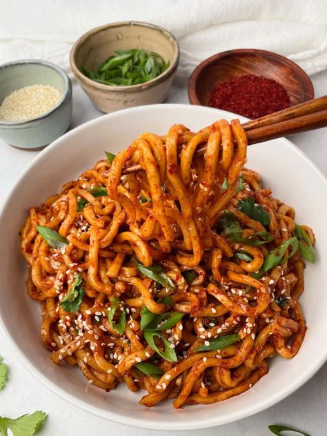 Chili Oil Noodles Recipe, Chinese Food Noodles, Blueberry Zucchini Cake, Chili Oil Noodles, Leftover Noodles, Oil Noodles, Thai Noodle Salad, Food Noodles, Korean Chili Paste