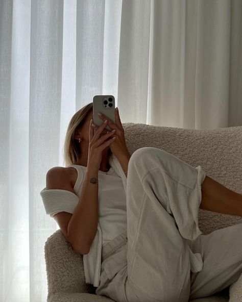 Hotel Selfies, Call To Actions, Spiegel Selfie, Instagram Call, Aesthetic Content, Aesthetic Outfit Ideas, Coconut Yogurt, Aesthetic Women, Cozy Fashion